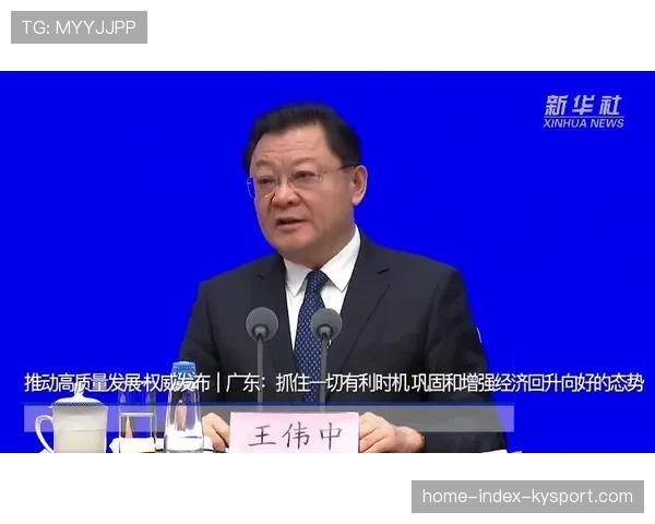 中国羽协主席张军现场督战,要求年轻球员在淘汰赛到来前保持高度专注。 中国羽协主席张军现场督战,要求年轻球员在淘汰赛到来前保持高度专注。